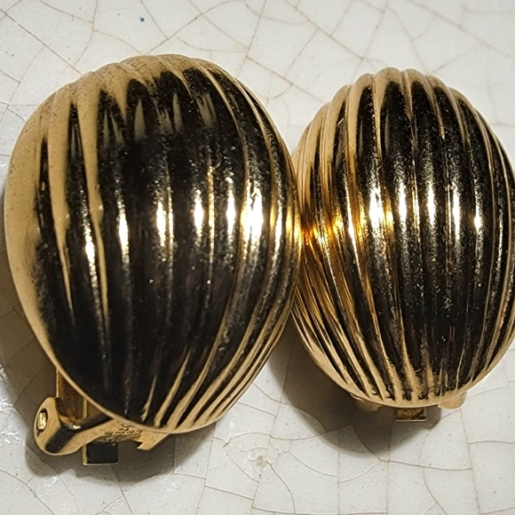 Large oval bombe Ribbed Gold Tone Clip On Earrings Unsigned Lightweight - Picture 4 of 9